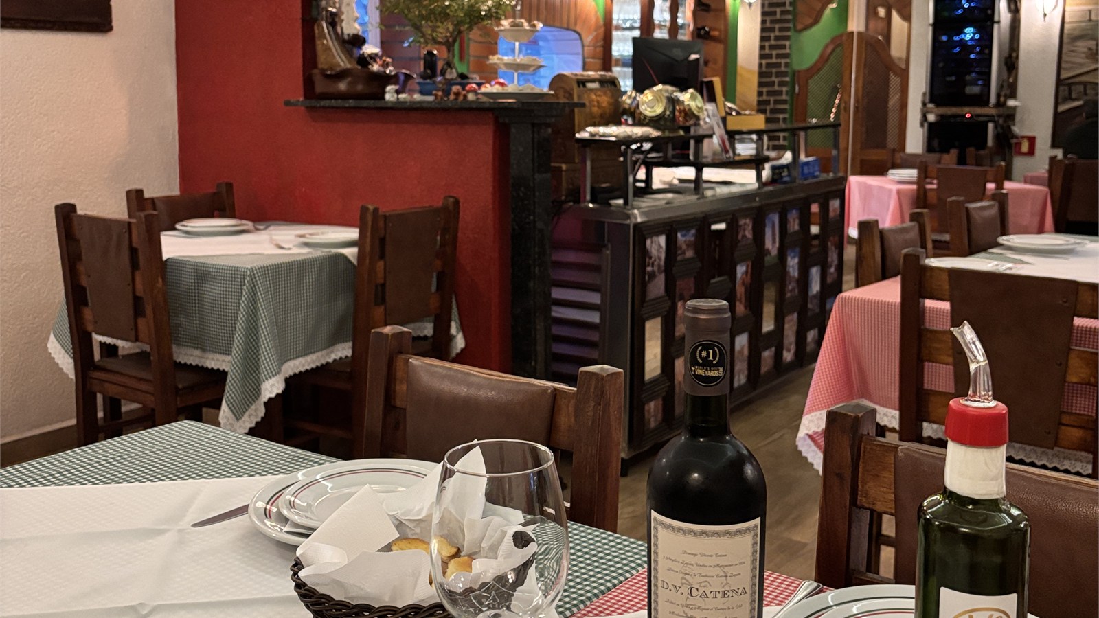 Salão da Mamma Carmella com mesas preparadas para receber os clientes