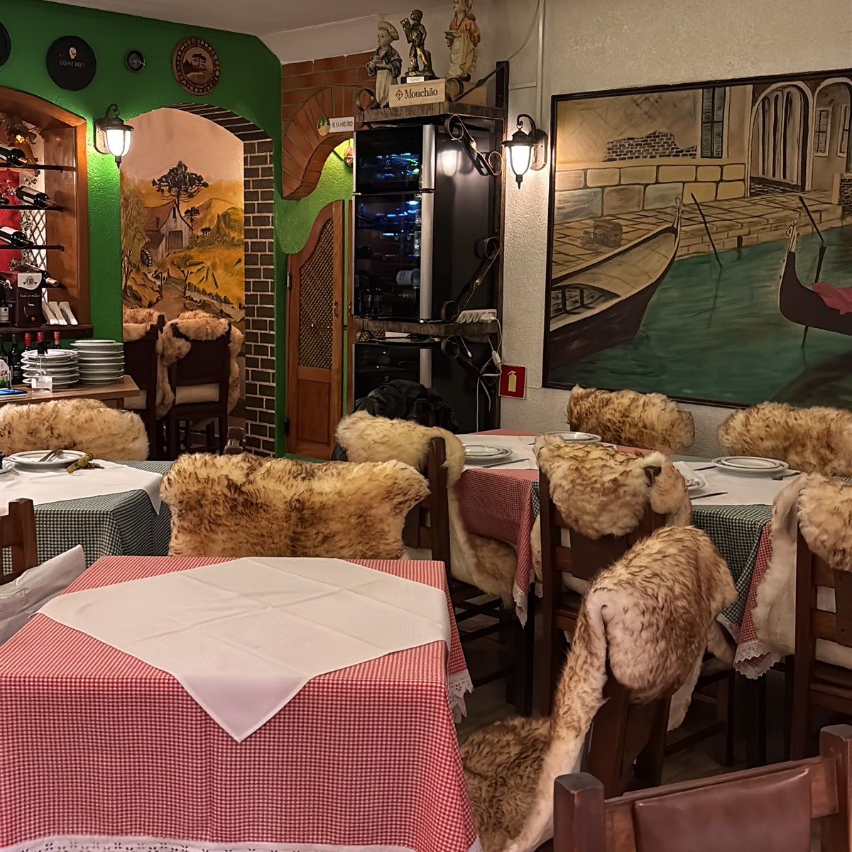 Mesas preparadas no salão da cantina