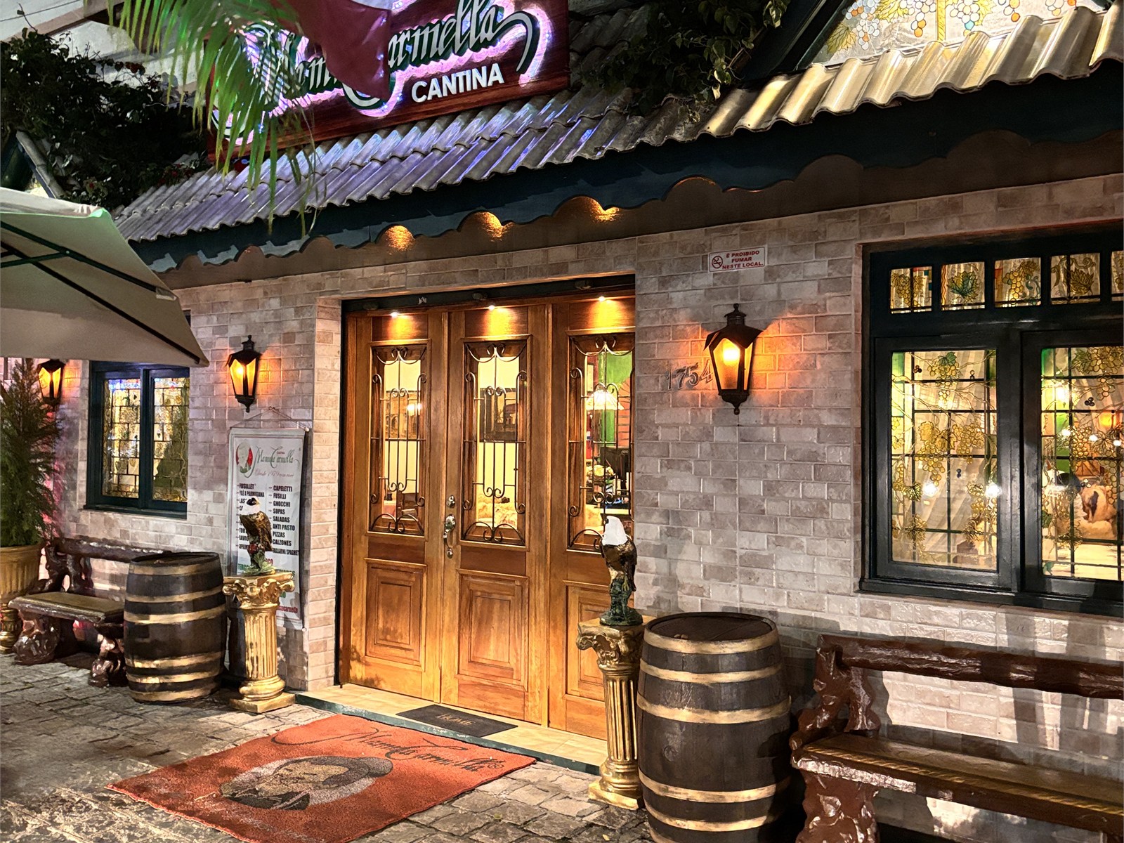 Fachada iluminada da Cantina Mamma Carmella atualmente