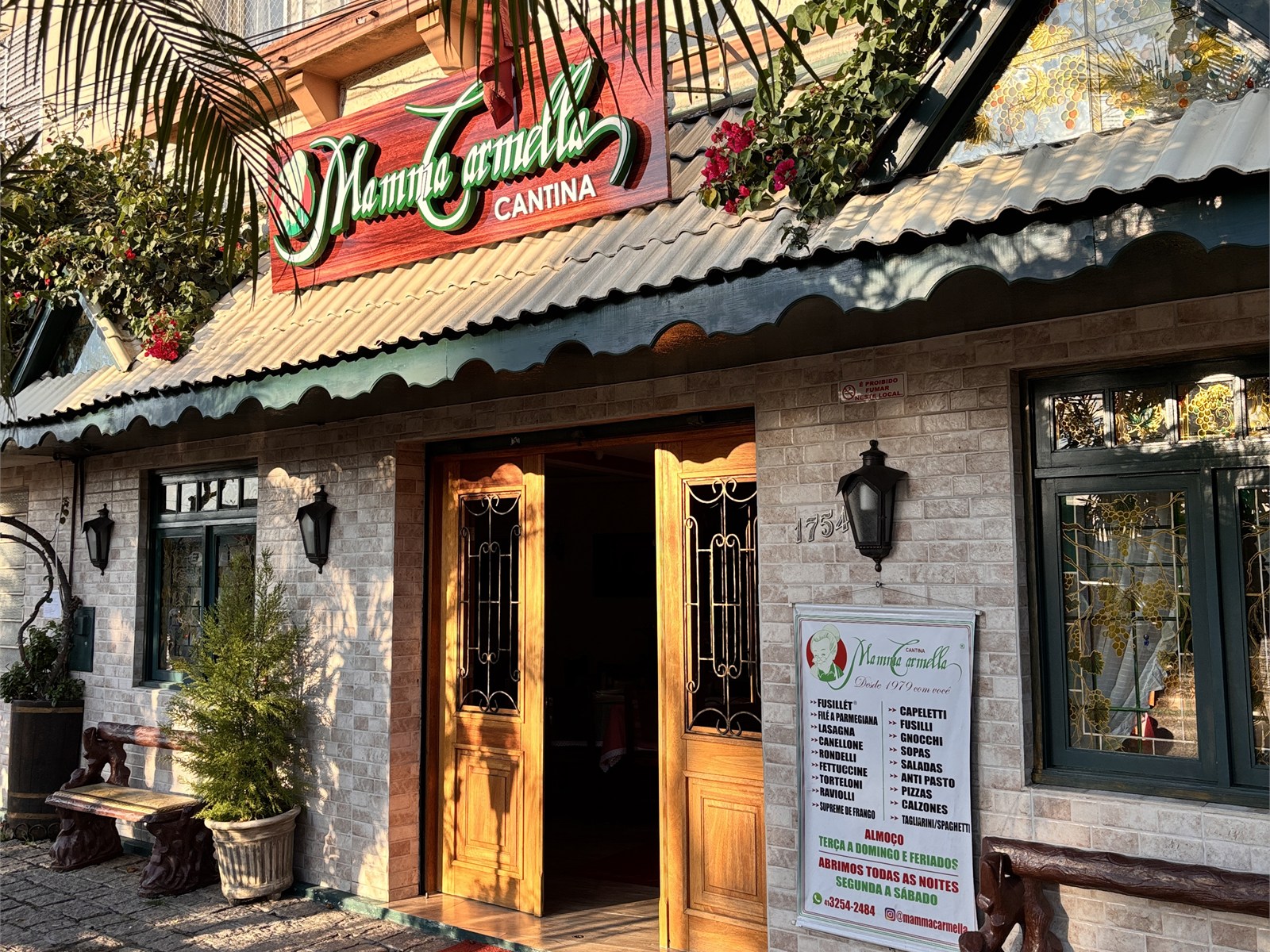 Fachada da Cantina Mamma Carmella no bairro Ahú, em Curitiba